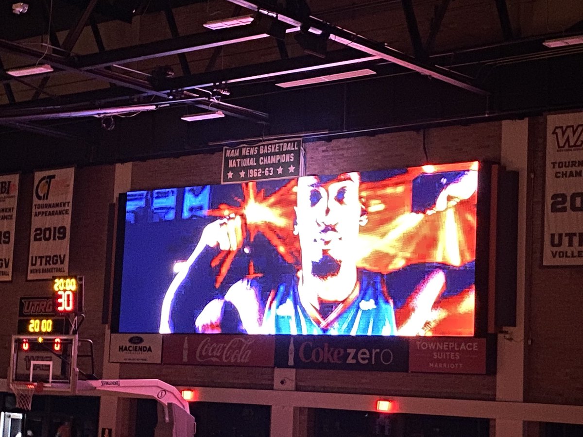 lynzlynn1011's tweet photo. Our 4th and 5th graders living the opportunity to watch their first UTRGV basketball π game π @NaomiMoreno_Fiz @warriors112 @ana_passe https://t.co/zn5LlYEAdW