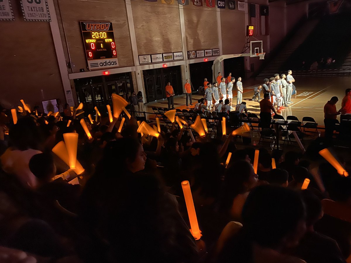 lynzlynn1011's tweet photo. Our 4th and 5th graders living the opportunity to watch their first UTRGV basketball π game π @NaomiMoreno_Fiz @warriors112 @ana_passe https://t.co/zn5LlYEAdW