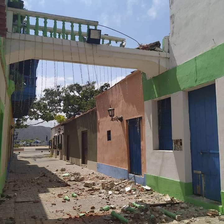 e_daal's tweet photo. Epa @rafaellacava10. Se esta viniendo abajo uno de los símbolos arquitectónicos de #PuertoCabello.

Para que por favor saquen de la partida de la pachanga de Carnaval de #Carabobo y Restauren la Calle Lanceros. https://t.co/by2Qf8CB3X