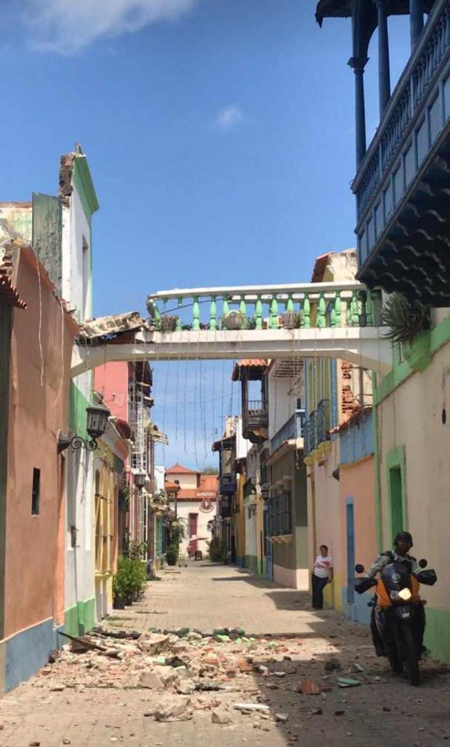 e_daal's tweet photo. Epa @rafaellacava10. Se esta viniendo abajo uno de los símbolos arquitectónicos de #PuertoCabello.

Para que por favor saquen de la partida de la pachanga de Carnaval de #Carabobo y Restauren la Calle Lanceros. https://t.co/by2Qf8CB3X
