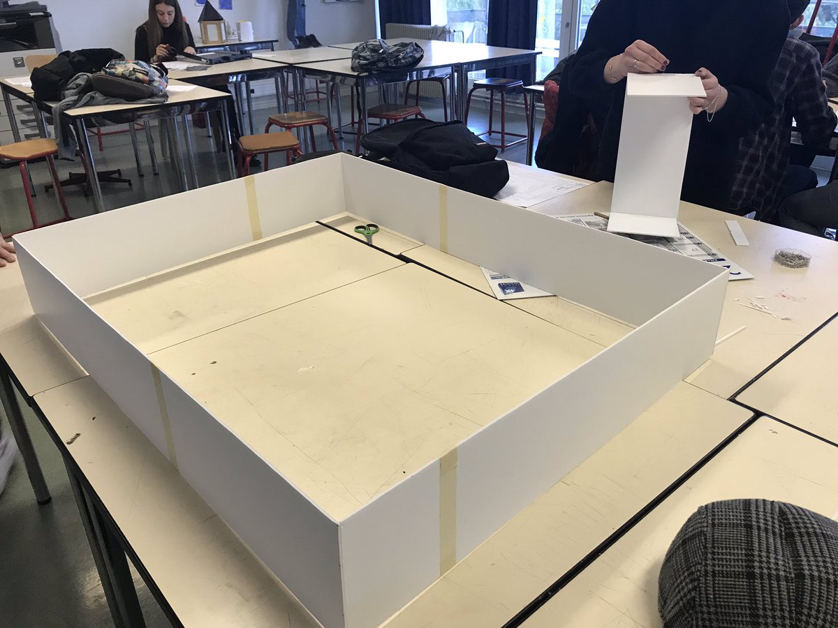 sandrinadossant's tweet photo. workshop J 2 #commisariat d’exposition avec @jeromediacre partenariats @Frac_PC @Abbayeauxdames @daacpoitiers /// lyc Bellevue Saintes 1ere spécialité Arts plastiques #exposer /// ateliers maquettes des lieux d’expo et expérimenter l’accrochage https://t.co/yBL1YDyvD6