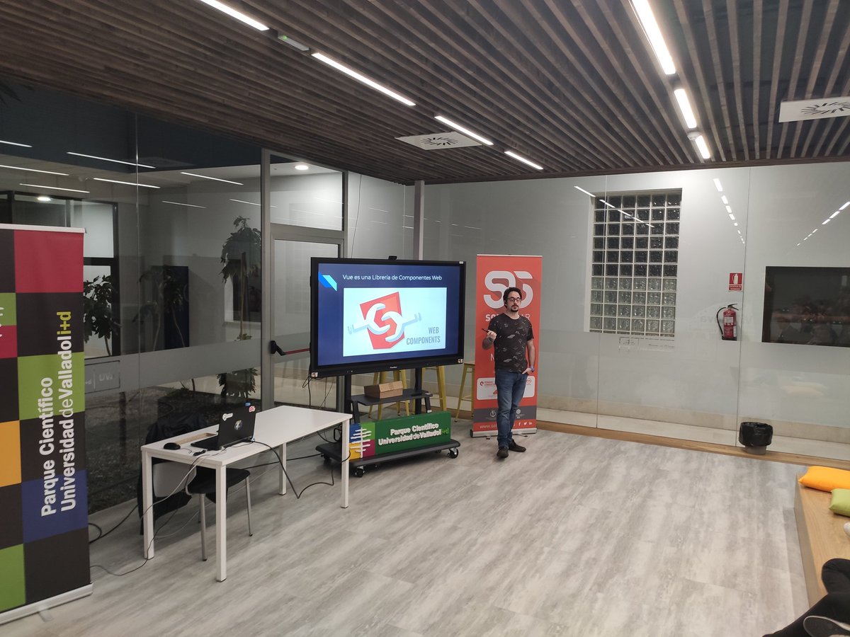 PucelaJS's tweet photo. Casi completo el cubo del @PC_UVa, ¡se nota que #VueJS tiene tirón! #pucelajs https://t.co/dWptUVUNGb