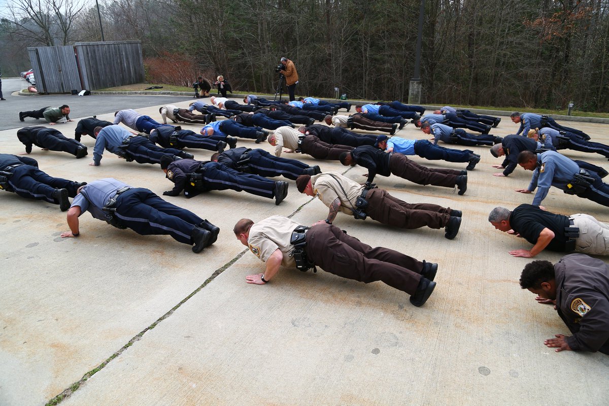HenricoPolice's tweet photo. Last week, Richmond Police Department challenged Chief Cardounel to participate in #PushUp4MS; today we can say challenge accepted! https://t.co/CpXbOhJPt0