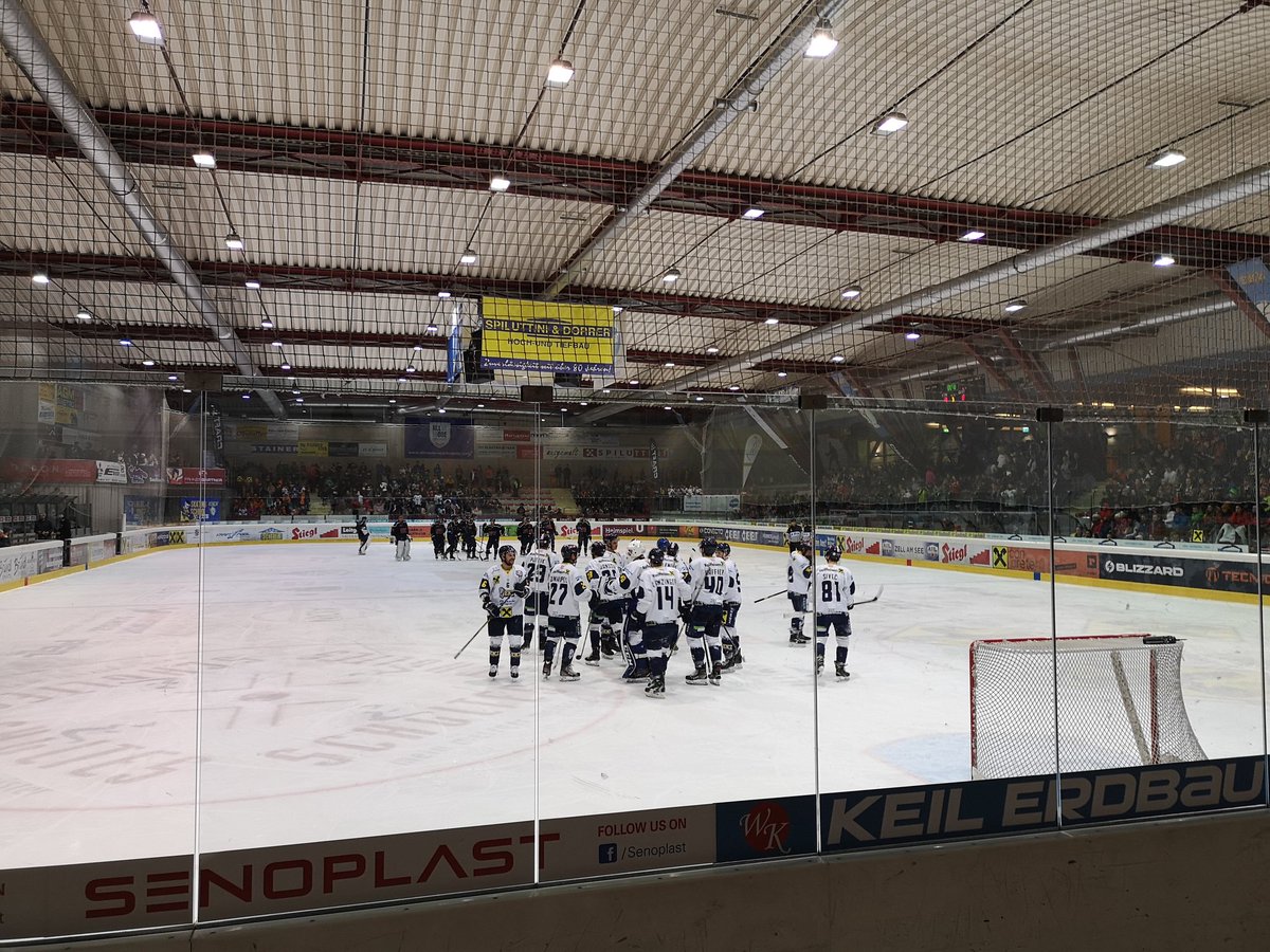 Last night we enjoyed barbecue food in the hotels restaurant before heading in to town to watch the Zell am See ice hockey team fight their way to victory!🥊#frosty #coldshoulder