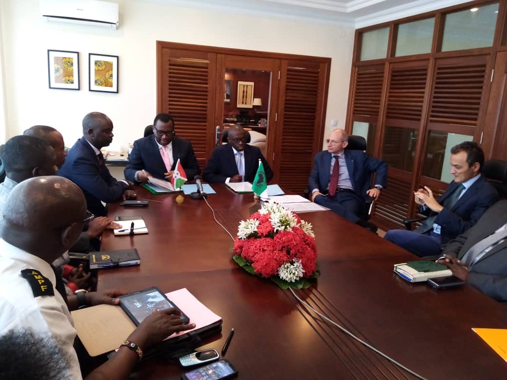 #Burundi le Ministre ayant les Finances dans ses attribut° en compagnie du Ministre des Transports a signé  un protocole d'accord de Don avec la BAD pour le financement du Projet de dvpt du Corridor de Transport sur le Lac Tanganyika, Phase I: Réhabilitat° du Port de Bujumbura.