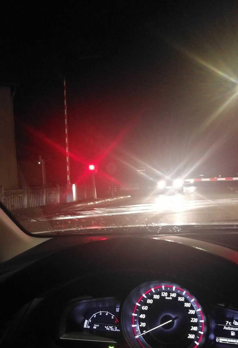 Gu_Lien's tweet photo. Cc @SNCFReseau, barrière resté ouverte sur PN traversant la RN135 à Velaines(55) vers 19h15 ce soir. Après un high-kick taille 45 (environ) de la part du conducteur de la loco, elle est descendu. Juste pour prévenir si c'est pas déjà fait. Bisous 
@GroupeSNCF @SNCF https://t.co/yEq8itMwix