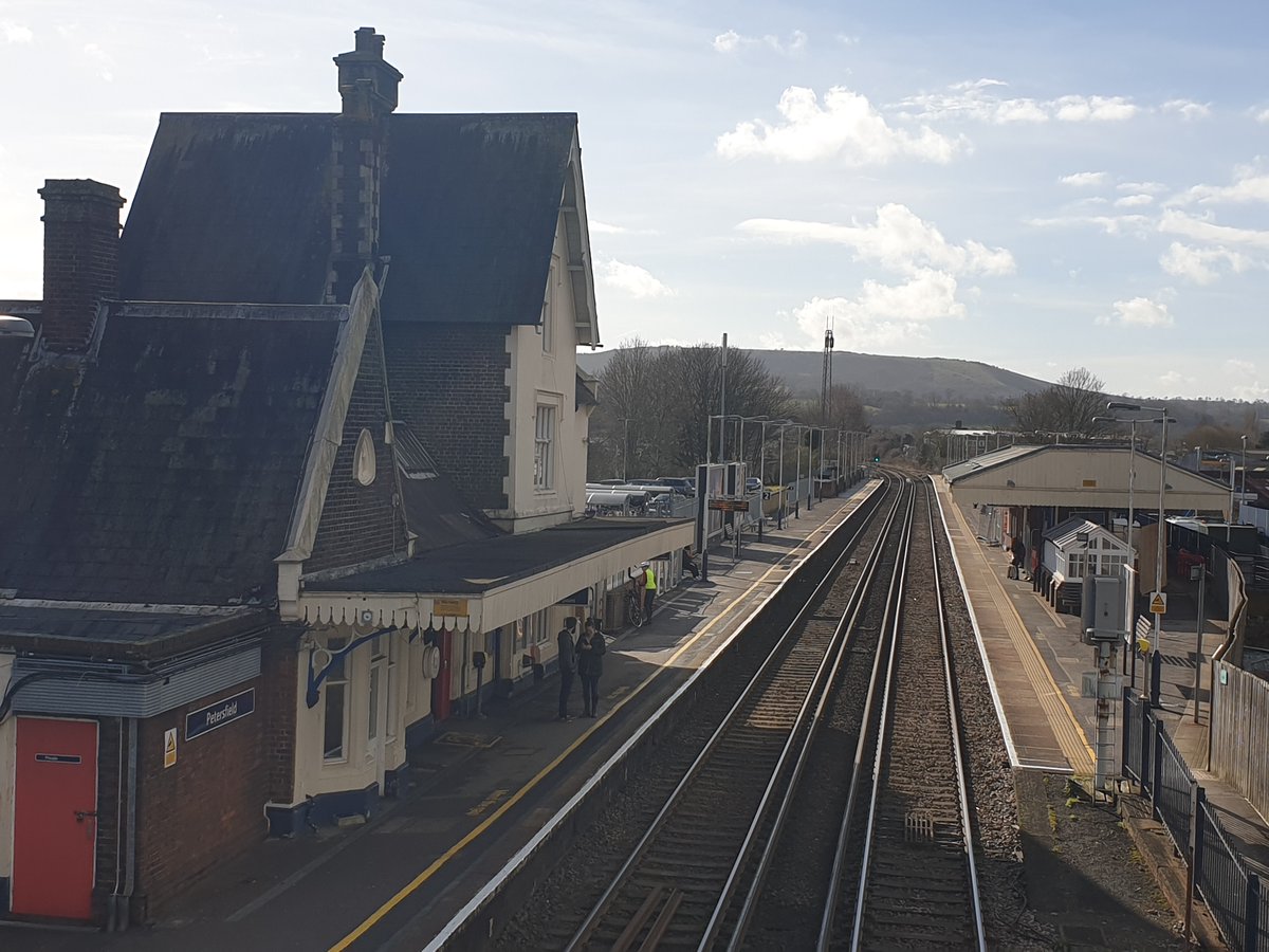 ScenicRailBrit's tweet photo. Not really a #ViewFromMySeat more a #ViewFromTheFootbridge today. Taken at picturesque Petersfield Station along the East Hampshire Line https://t.co/lV3VRw08PK #WindowGazer #TuesdayTrainViews https://t.co/THkR4Opnwb