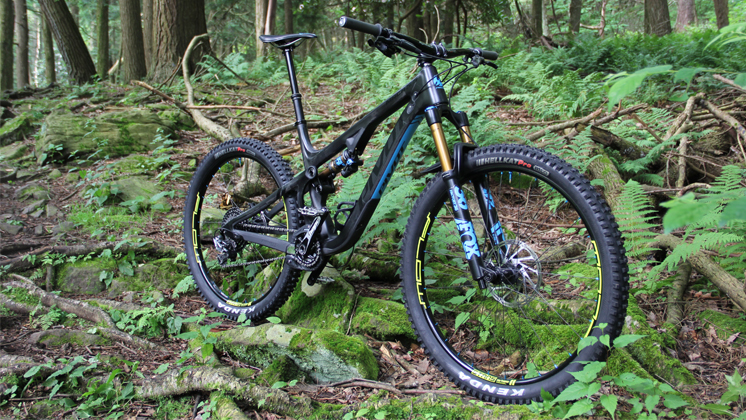 NoTubes's tweet photo. Our obsession with testing stuff extends to more than just sealant and wheels. Back in 09, our engineer Derek Bissett, started experimenting with mixed wheel sizes. Click the link for a closer look at his modern day "Mullet Bike." #onlystans #flowMK3 π π https://t.co/AeE4AK47ws https://t.co/yBv5IC7Utf