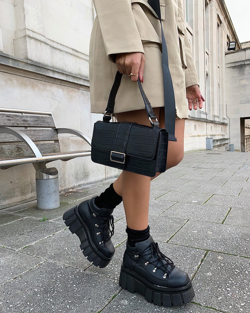 Category is: the bag that goes with everything πShop @mpholebajoa's look with the 'black quilted buckle detail rectangle handbag' ($34/Β£20) online now β‘http://bit.ly/2uag23BΒ #babesofmissguided