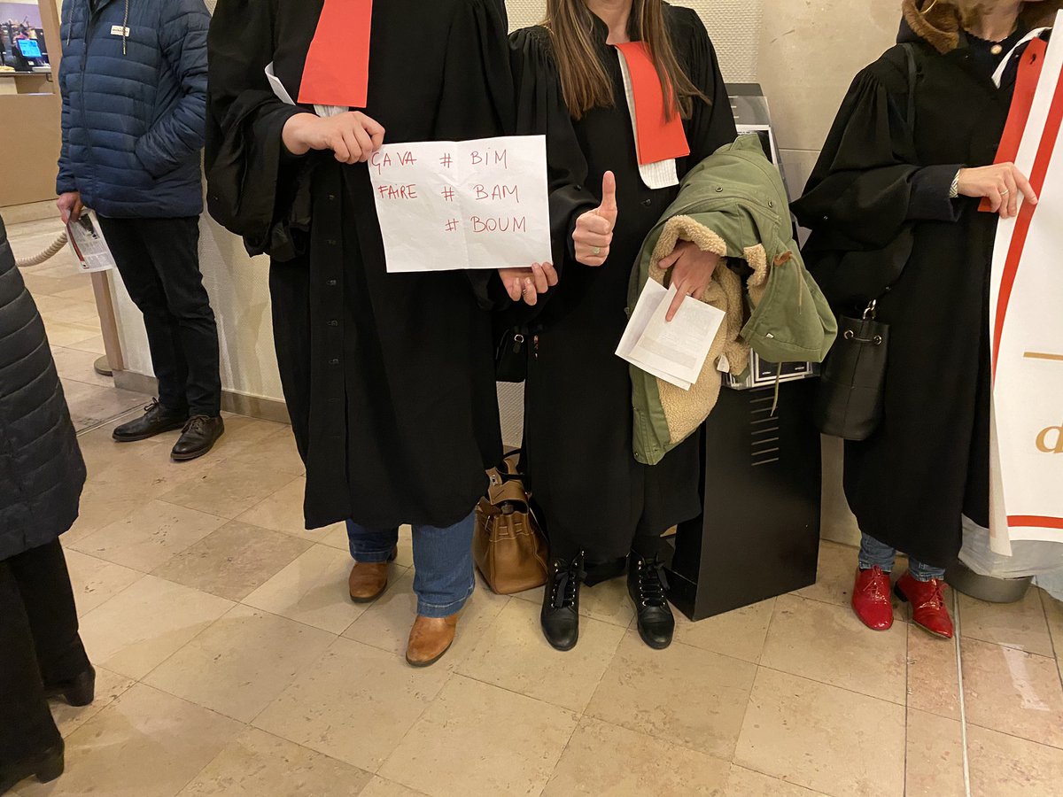 Congres2018's tweet photo. Les avocats de #BAYONNE avant la représentation « plaidoiries » avec @RichardBerry !
Formidable accueil des biarrots qui aiment leurs avocats @teddy_vermote @Ville2Biarritz @CNBarreaux @fnuja https://t.co/Ox1FsQBzip