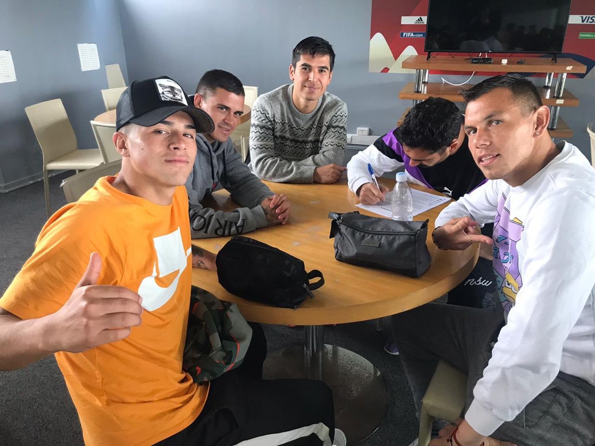 MDSLosLagos's tweet photo. 🗣Continuamos con los #DiálogosCiudadanos, esta vez llegamos al 🏟estadio Chinquihue para reunimos con el plantel de @DPMChile . Escuchar la voz de todos es una tarea fundamental para construir #ElChileQueQueremos ♥️ https://t.co/0pBUYMIDCS