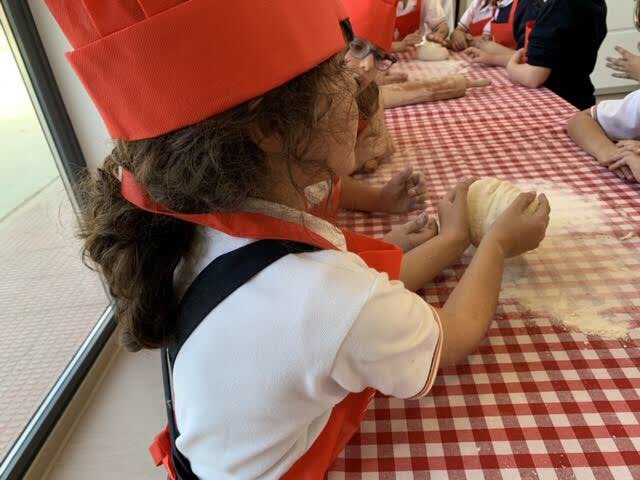 ColBernadette's tweet photo. Desde “Sembraditos” un proyecto en colaboración con @hosterser hoy hemos podido ver como se transforman los alimentos. La importancia de una buena alimentación fomentando hábitos de vida saludables son valores que se trabajan de forma transversal en el @ColBernadette https://t.co/6kczyQ3V9I