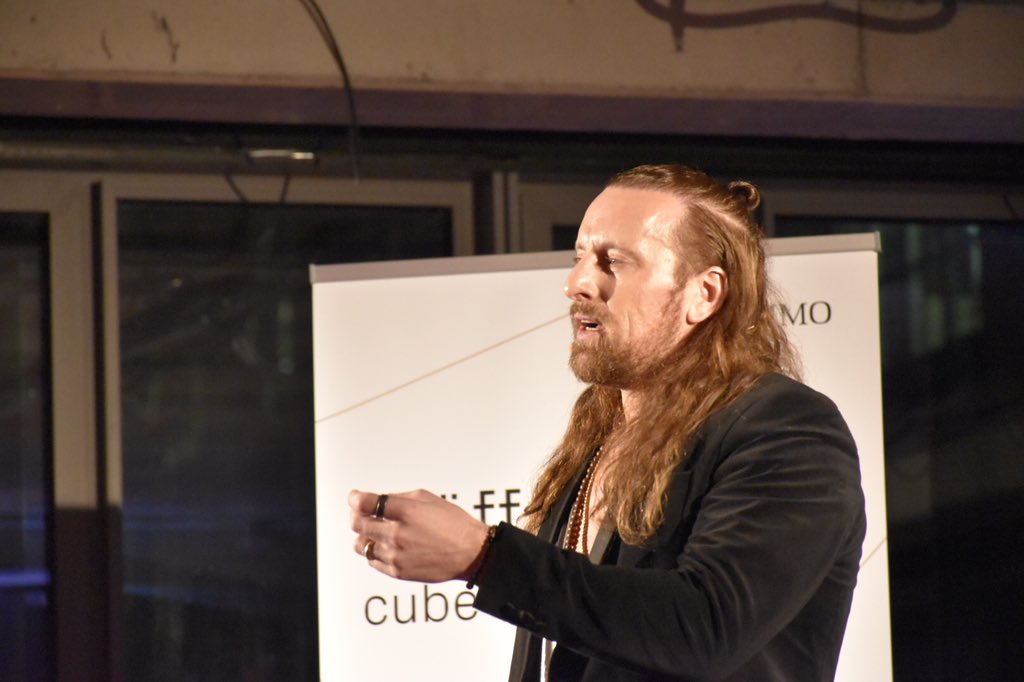 thing_it_tech's tweet photo. „Macht eine Denkstunde für die Rübe. Macht eine Kniebeuge für‘s Hirn!“ ruft @AndersIndset den Gästen der #cubeberlin zu.
Unser Brain ist übrigens Hochleistungssportler. #thingit #smartbuilding https://t.co/Er3O1Au5Uj