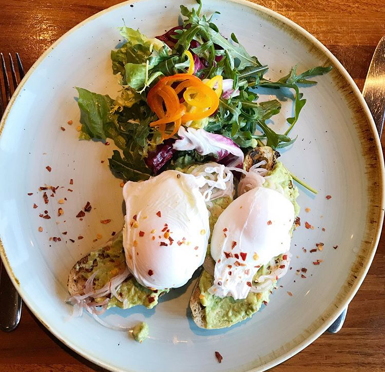 The most important (and drool-worthy) meal of the day: brunch at Coast Kitchen. ⁠⁠(photo: @jlove3012)⁠