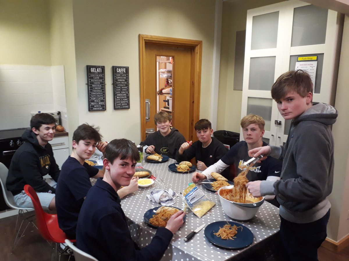 Kendall house cookery. Ed Cohen supervises Spag Bol. Not quite ready for Michelin star. @TeddiesOxford