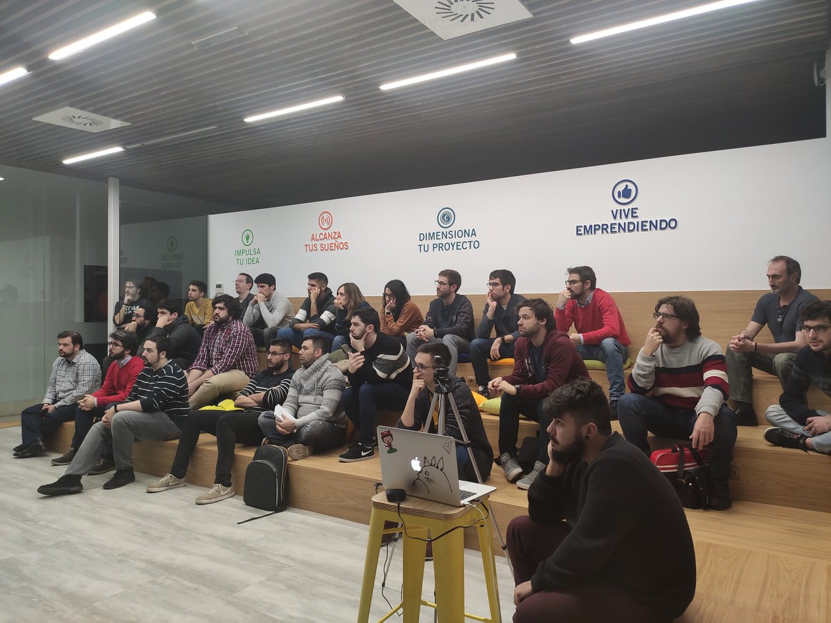 Máxima atención para no perdernos nada de lo que nos cuenta <a href="/edgarshurtado/">Edgar S. Hurtado {🐍}</a> #pucelajs