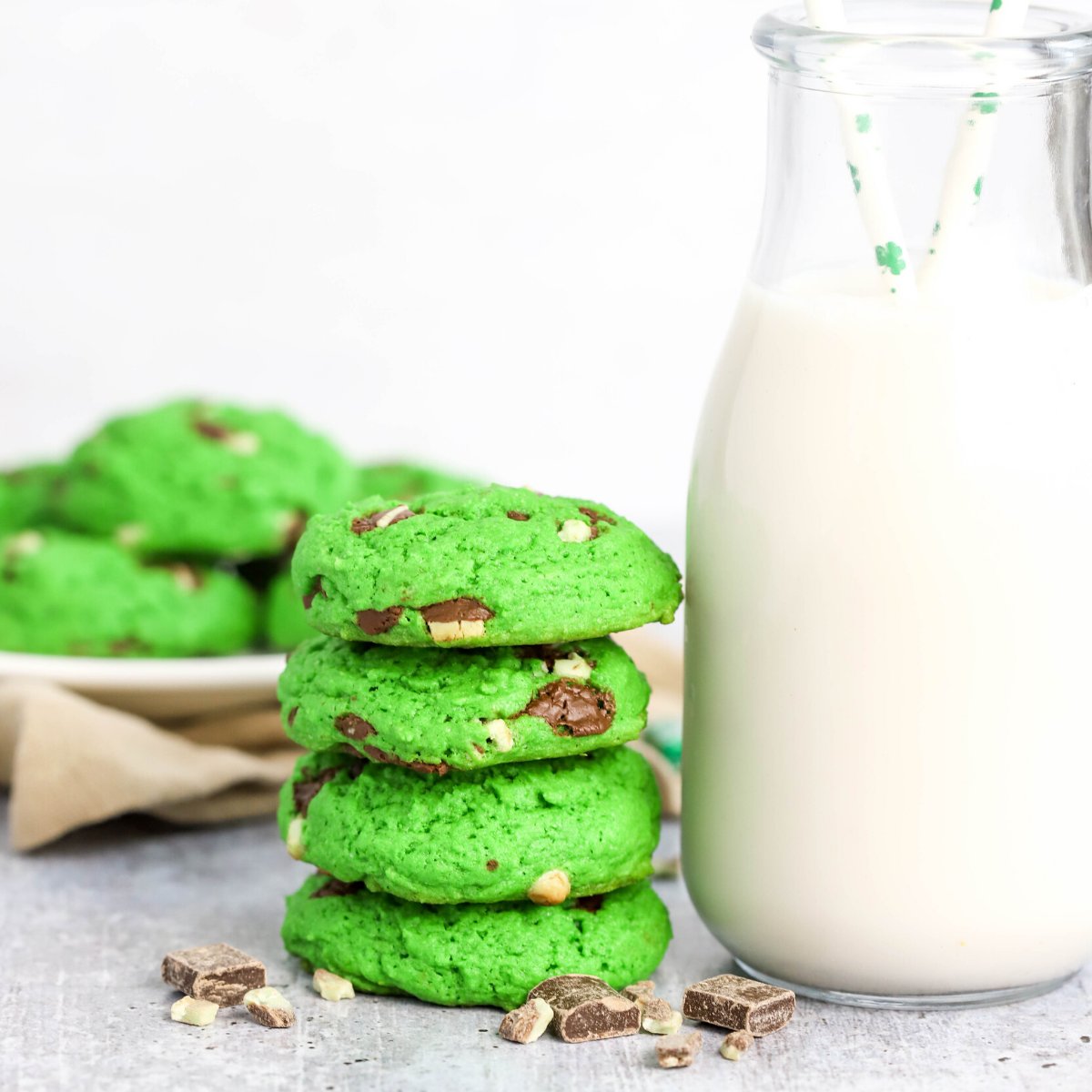 Mint Chocolate Chip Cookies are a deliciously fun treat made with basic baking ingredients, peppermint extract, chocolate chunks and Andes chocolate mints.

Get the #recipe : simplymaderecipes.com/mint-chocolate…