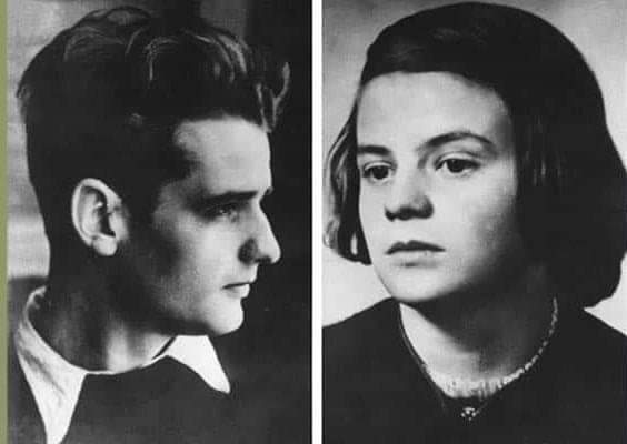 #geschwisterscholl #niewiederfaschimus #nazisaufsmaul #WeisseRose 
Heute vor 77 Jahren wurden die Geschwister Hans und Sophie Scholl, Mitglieder der Widerstandsgruppe Weiße Rose, beim Verteilen von Flugblättern an der Münchner Universität beobachtet und von der Gestapo verhaftet.