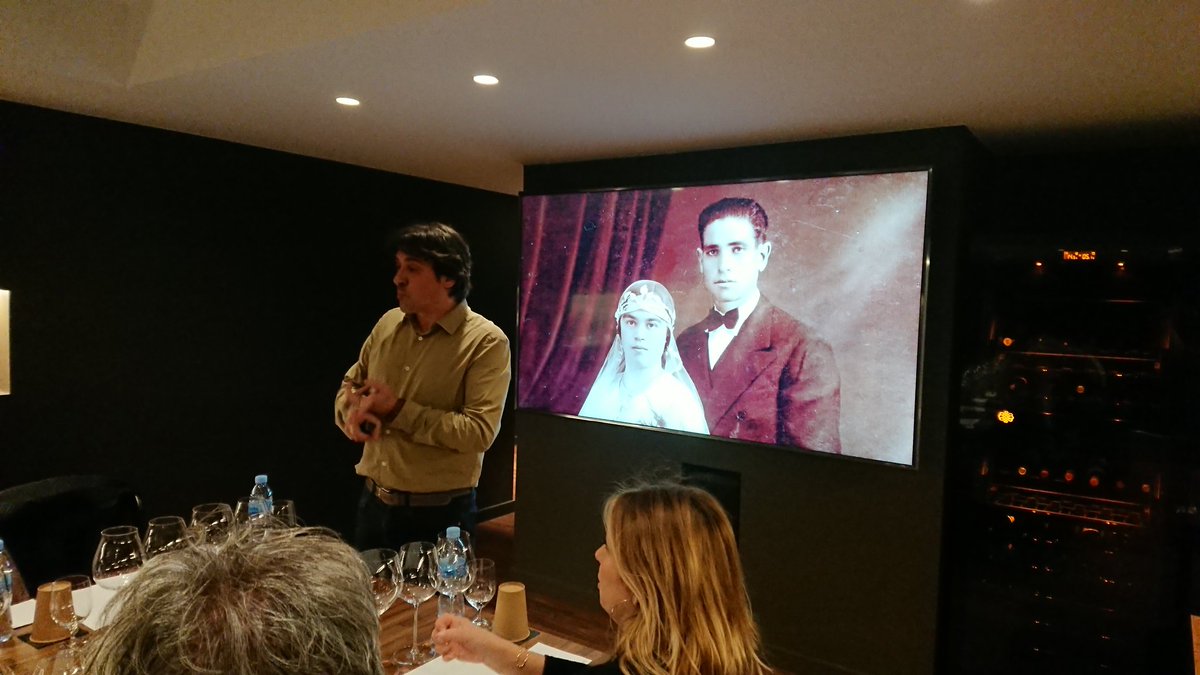 BrunoTannino's tweet photo. Memorable, en efecto.
Y nunca mejor dicho.
#XaviNolla nos presenta sus #VinsDeLaMemòria bajo la atenta mirada de sus abuelos, Agustín y Josefa.
#WITOBcn https://t.co/EsTPGRIsha