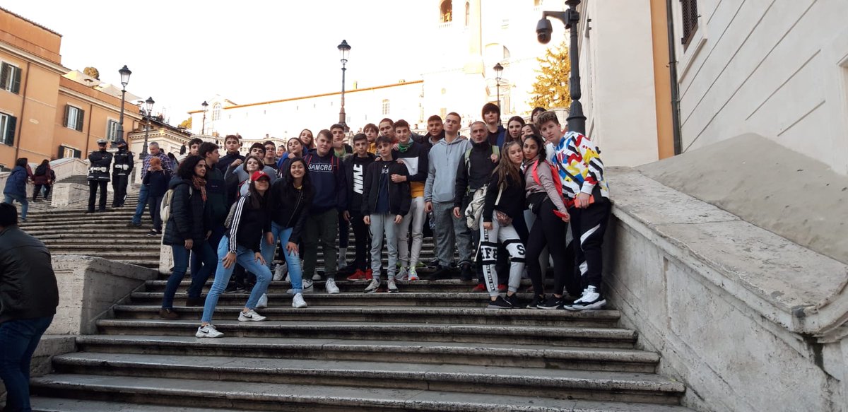 colegiomontse's tweet photo. Los alumnos y alumnas de 3° y 4° paseando por Roma: plaza de España y Vaticano. 🇮🇹 https://t.co/v2o49IvJ33
