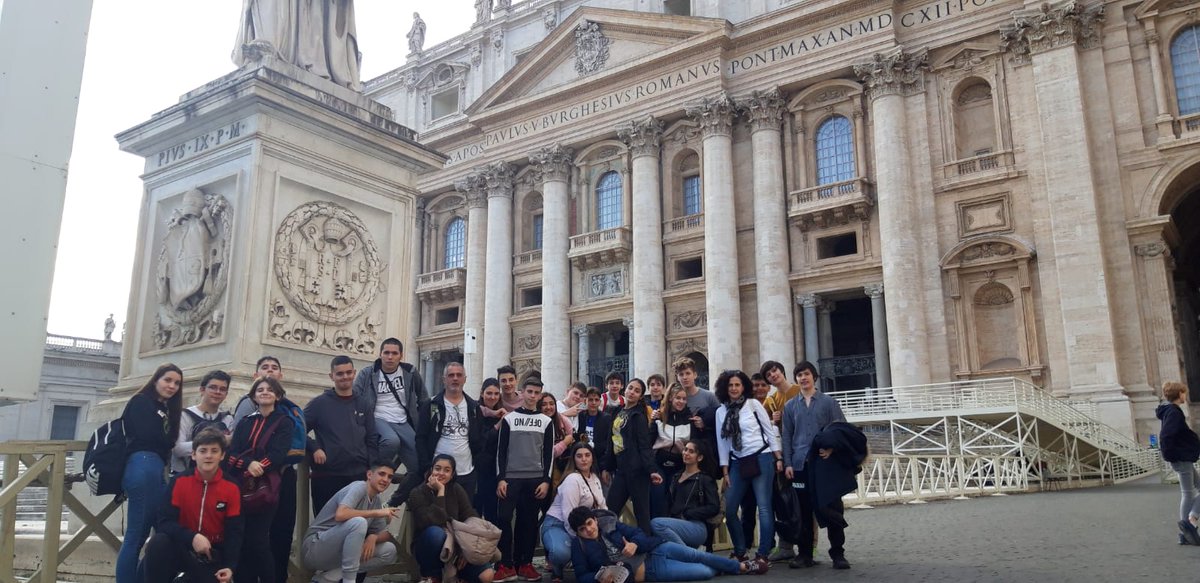 colegiomontse's tweet photo. Los alumnos y alumnas de 3° y 4° paseando por Roma: plaza de España y Vaticano. 🇮🇹 https://t.co/v2o49IvJ33