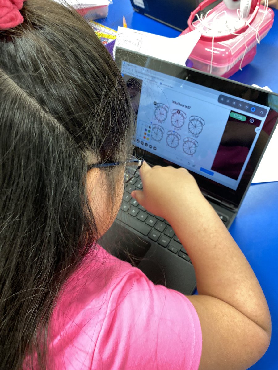RoyRuis2's tweet photo. Using manipulatives and technology to work on our academic goals. #LISDVIP #bbproud https://t.co/zhc20loAhF