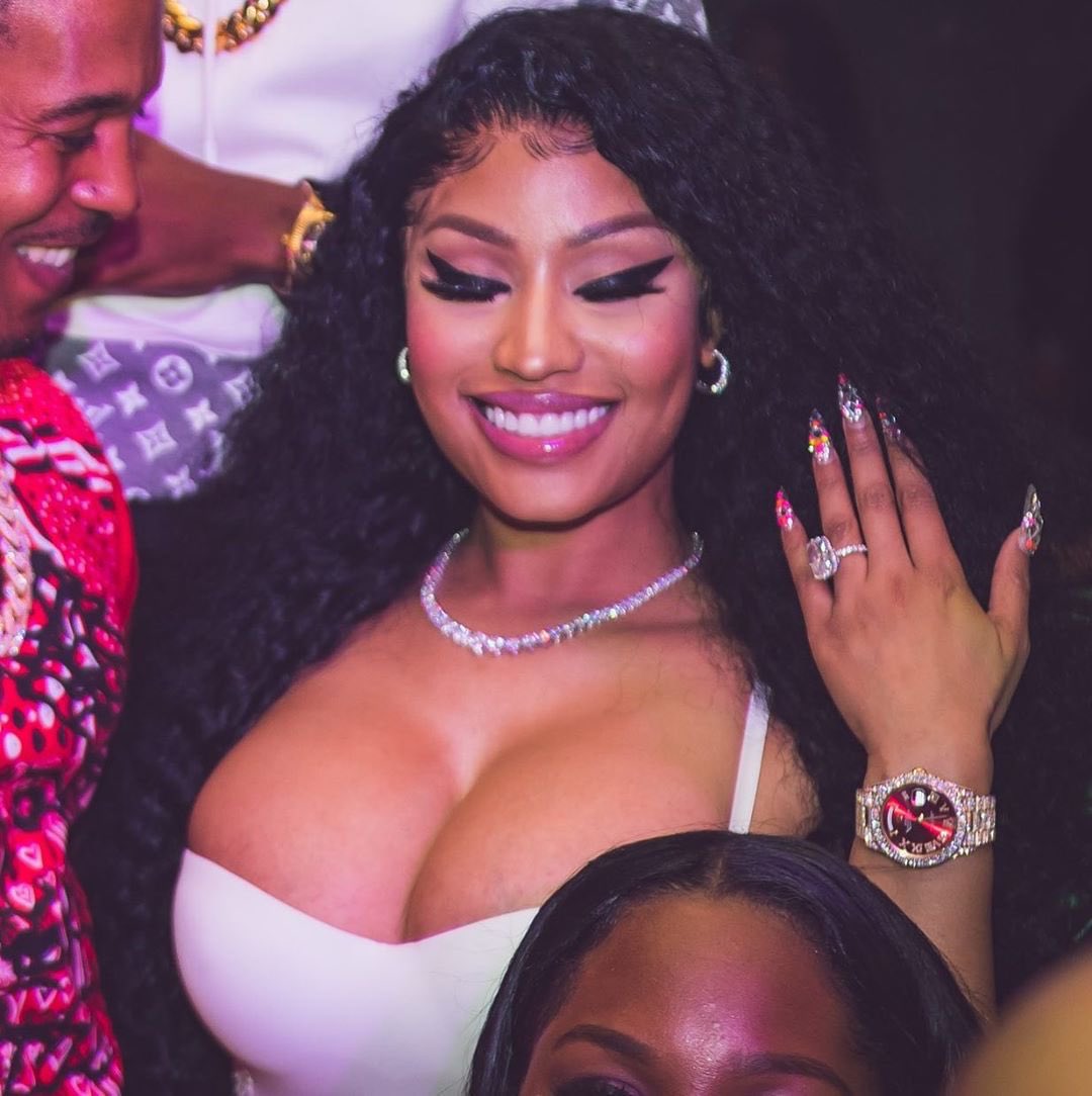 NICKICHILE's tweet photo. Con esto, @NICKIMINAJ extiende su récord como la mujer con más entradas en el Hot 100 de Billboard con 108 canciones en total 💅 https://t.co/gtJd8H8ItI