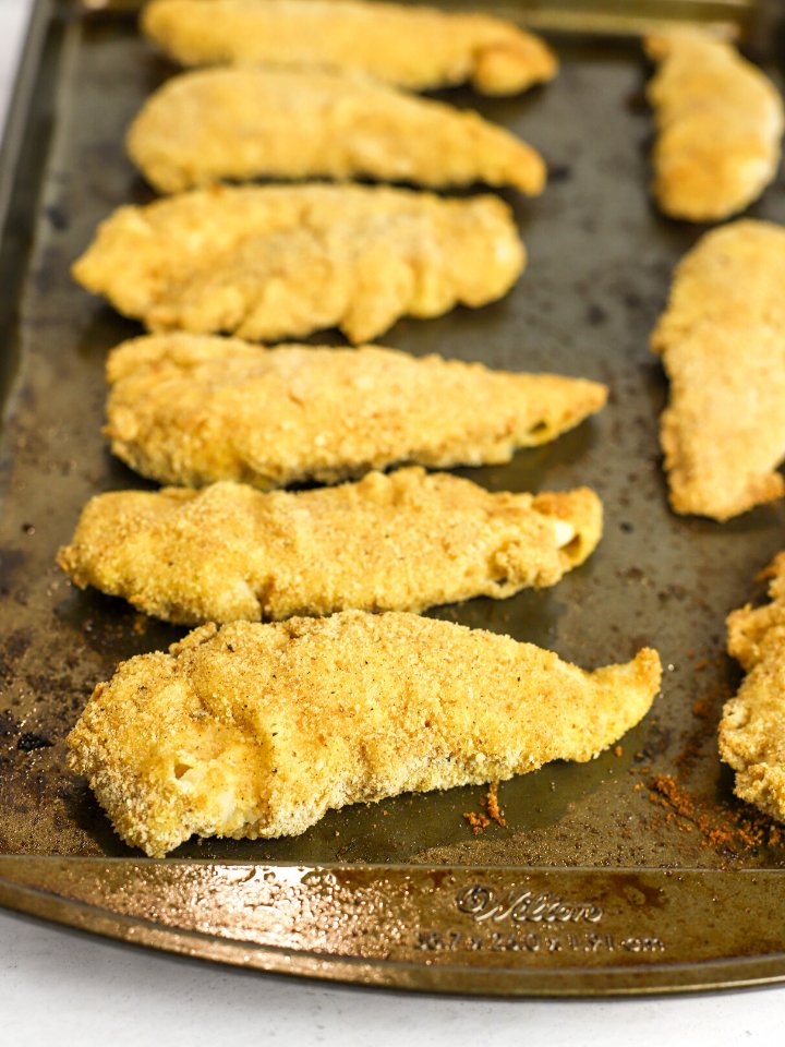 Pickle Brined Chicken Tenders are a tasty main dish with chicken breast tenderloins brined in pickle juice with a breadcrumb coating that are baked to perfection.

Get the #recipe : leggingsnlattes.com/pickle-brined-…