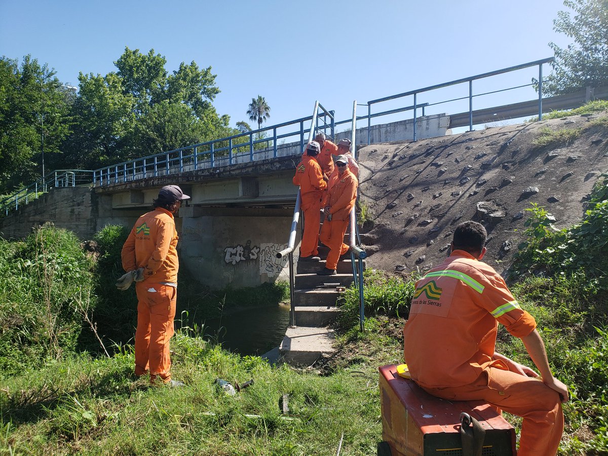 danielsalibi's tweet photo. #Obras
Se comenzó a pintar el 2do Puente sobre la Av San José de Calasanz por la @munimendiolaza y @CamdelasSierras está reparando el Puente sobre la Ruta Intermunicipal para luego también ser Pintado !!
Trabajo en Conjunto !!
#SimplementeGestion https://t.co/nL3cTjbo9M