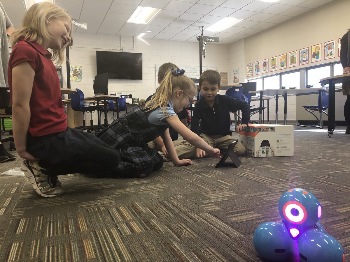 1st graders working together to control the robot in smart lab! #jp2schools