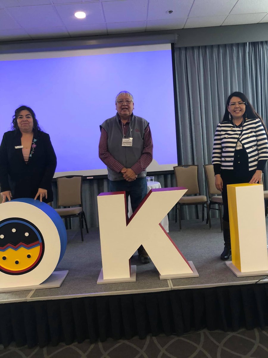 LowaBeebe's tweet photo. Lunchtime with the Oki sign! Which is now the official greeting for the city of Lethbridge! We ended up ‘capturing’ this sign after we saw it outside! 😁 Now it’s our photo booth for the day #treaty7 #community #crossculture #postsecondary #employment #YQl #lethbridge #CFT7 https://t.co/ma8tU7mr4r