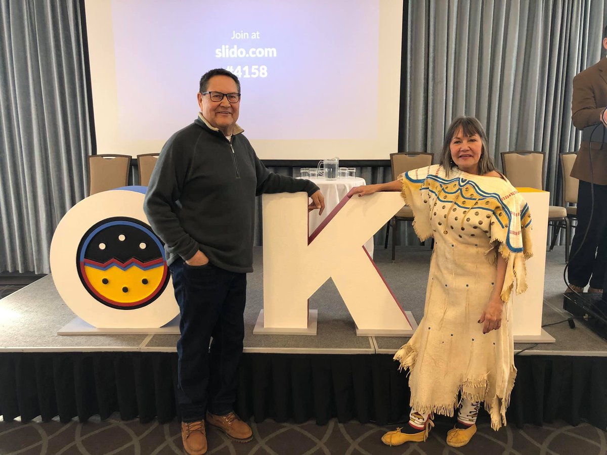 LowaBeebe's tweet photo. Lunchtime with the Oki sign! Which is now the official greeting for the city of Lethbridge! We ended up ‘capturing’ this sign after we saw it outside! 😁 Now it’s our photo booth for the day #treaty7 #community #crossculture #postsecondary #employment #YQl #lethbridge #CFT7 https://t.co/ma8tU7mr4r