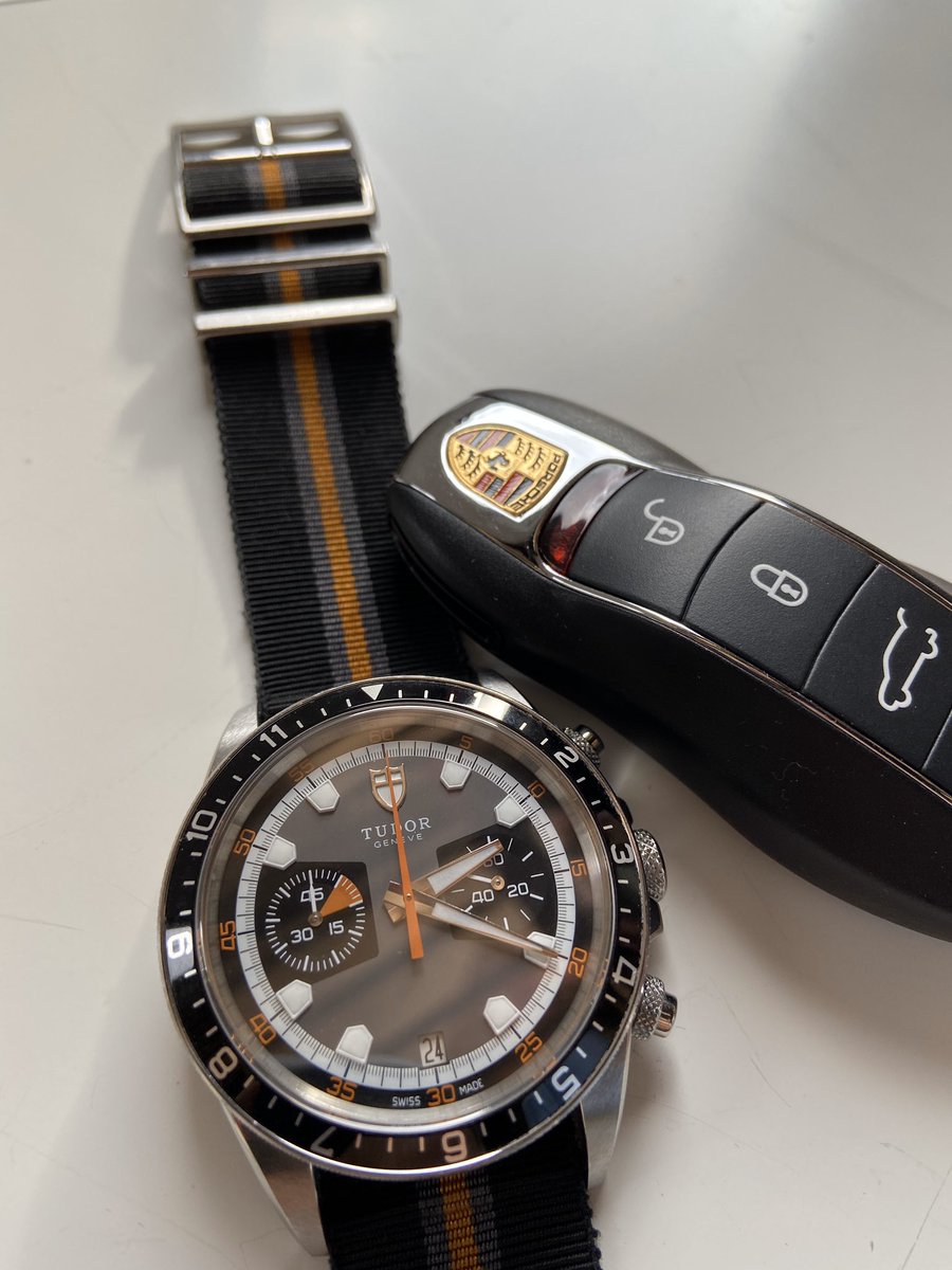 Un début de semaine à 100 à l’heure avec <a href="/MagRetroPassion/">Rétro Passion Automobiles</a> et @Niko_tweetos. Une voiture bleu, une anglaise, une horloge originale, une grosse teutonne et une montre suisse. Bientôt des vidéos où l’on parlera de ce qui roule entre amis sans se prendre la tête et sans melon ! 🤘🏻