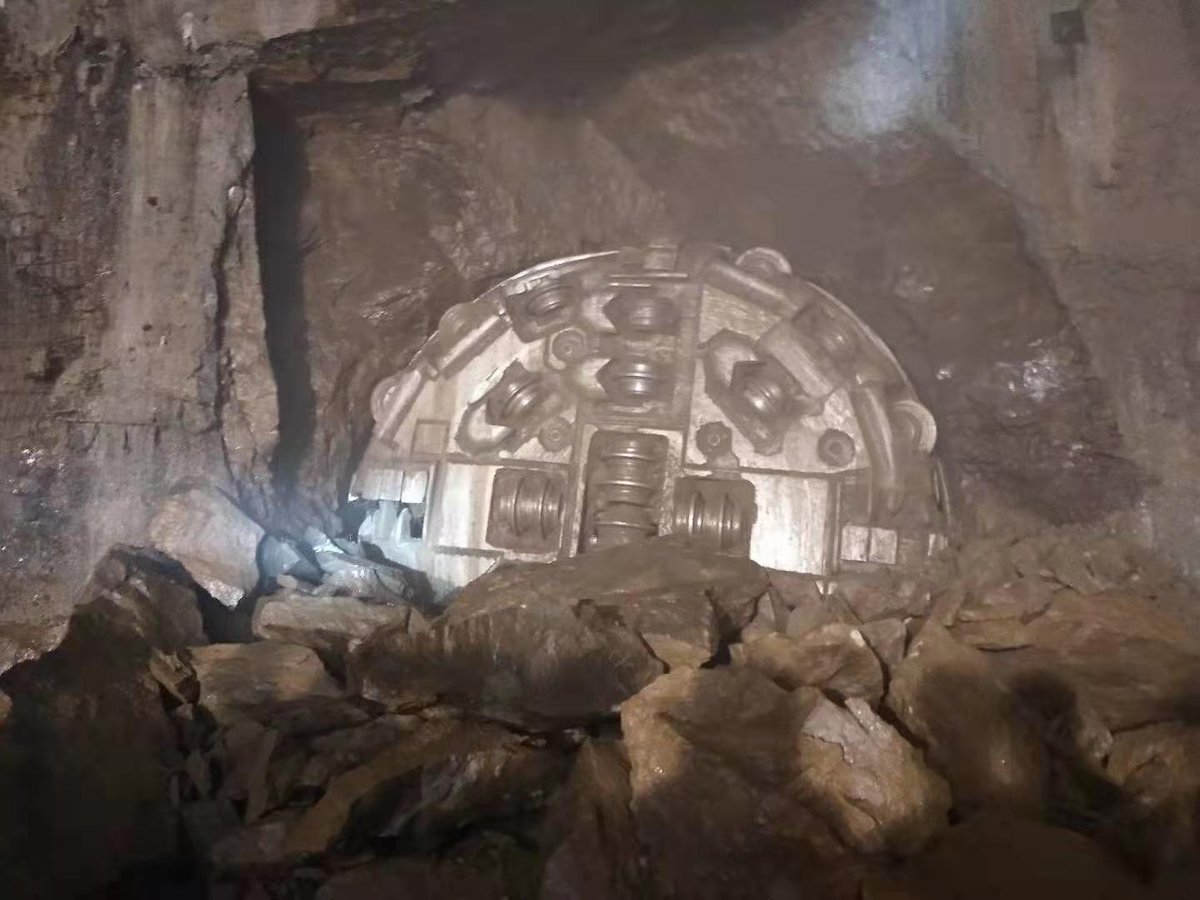 Robbins_Co's tweet photo. The Great Hydro Network in Shanxi Province is nearing completion, with 2 of 3 #Robbins Double Shield TBMs finishing epically long tunnels ranging from 15 to 23+ km.  At T4, the TBM broke through at the end of 2019 after overcoming tough ground, achieving up to 865 m in one month. https://t.co/i1hdsupFf8