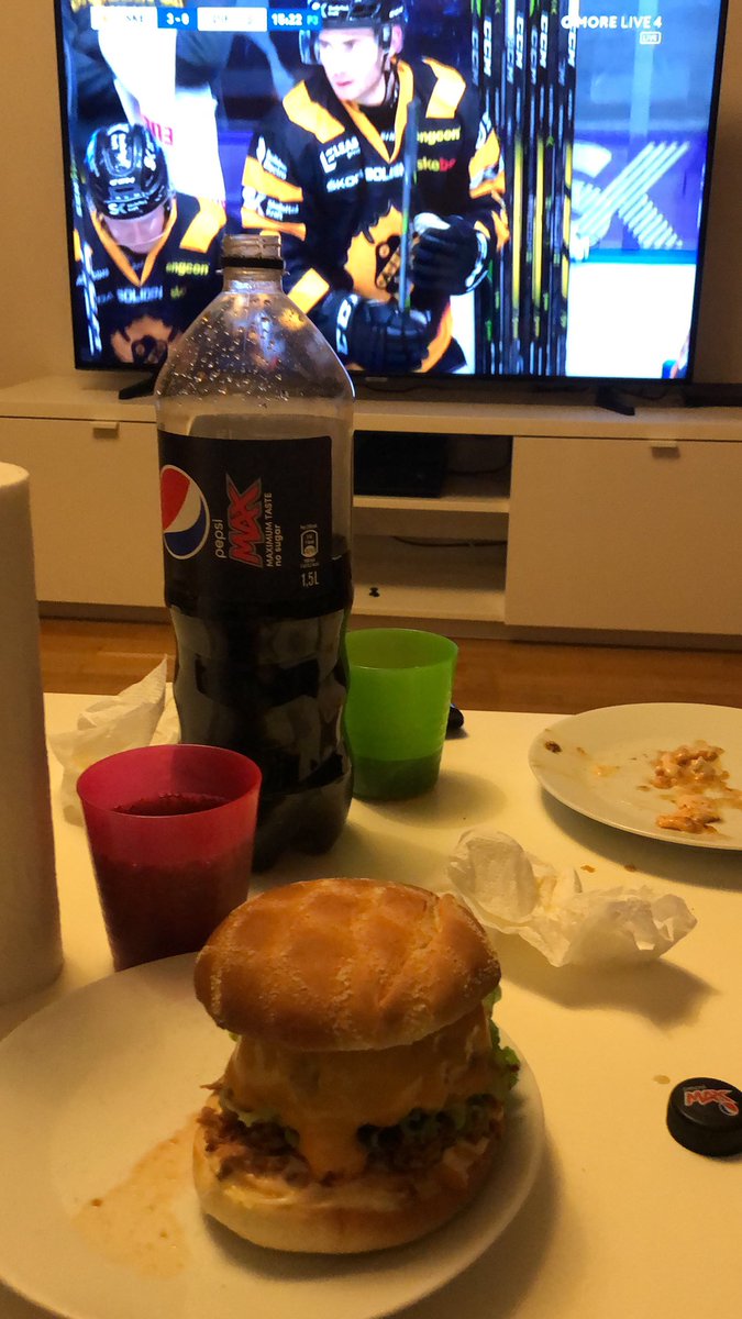 gurralight's tweet photo. Hockey och burgare med boysen❤️ https://t.co/7mVkeQom4q
