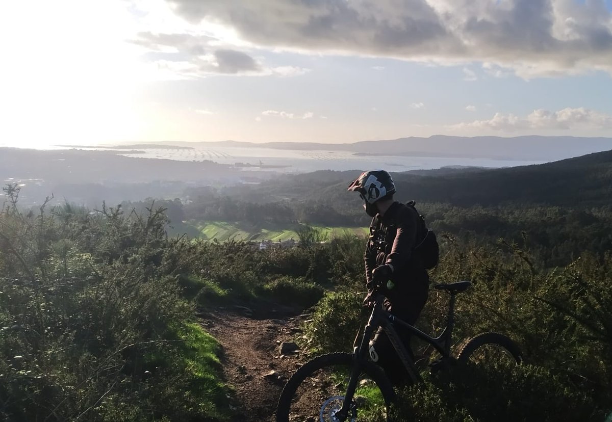 ThePulpoLopez's tweet photo. Pena de la conexión, porque fue una tarde épica en Xiabre!
Y en algo mas de una horilla volvemos a la cueva pulpeira para darle al campeonato individual de @PaddockCES
#Mtb #enduro #xiabre #Commencal #MetaSX #cocerellosteam https://t.co/UieUqD9L9k