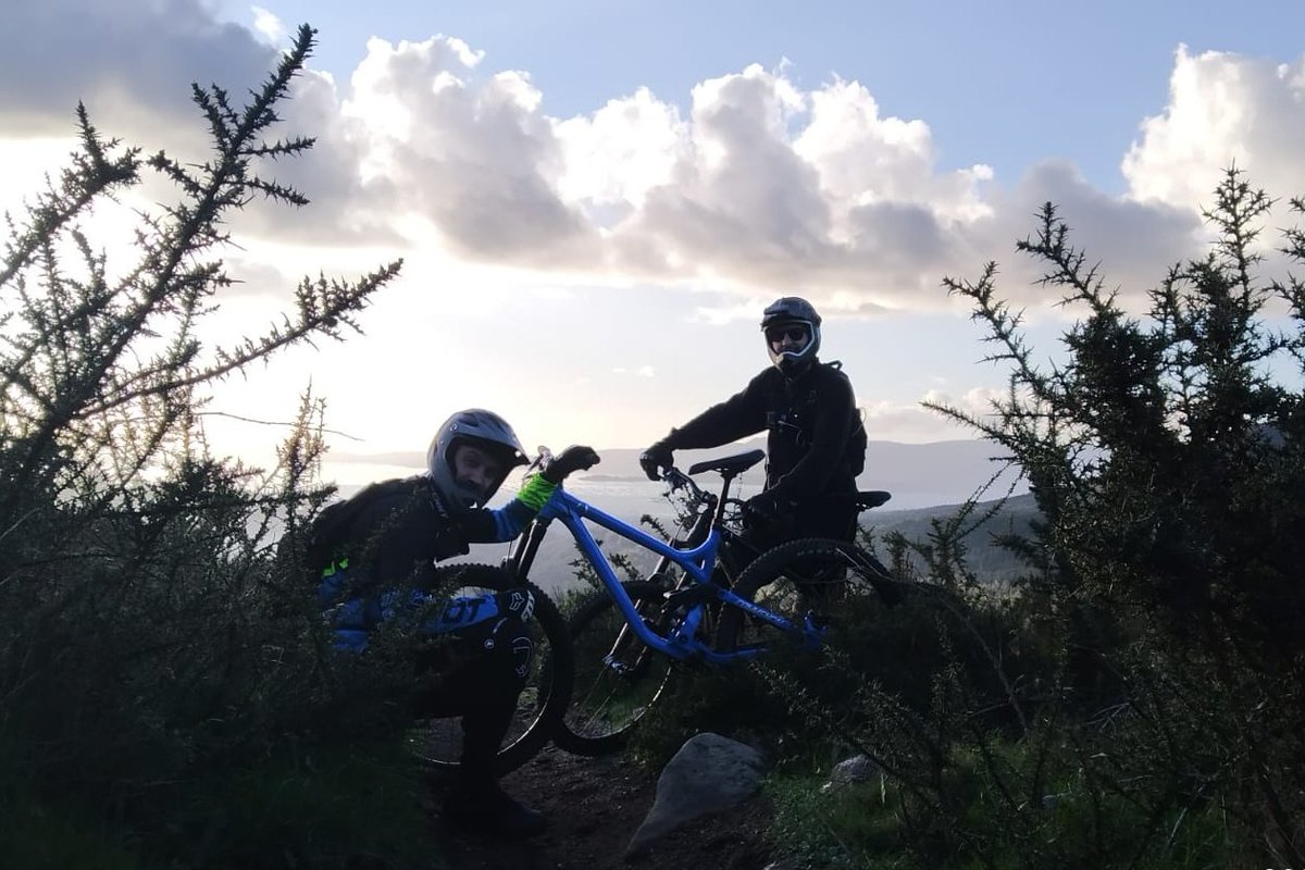 ThePulpoLopez's tweet photo. Pena de la conexión, porque fue una tarde épica en Xiabre!
Y en algo mas de una horilla volvemos a la cueva pulpeira para darle al campeonato individual de @PaddockCES
#Mtb #enduro #xiabre #Commencal #MetaSX #cocerellosteam https://t.co/UieUqD9L9k