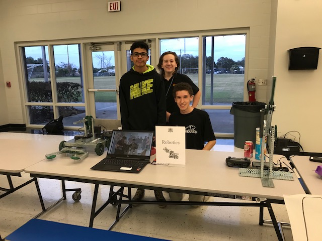 ePathwaysSCPS's tweet photo. A Future in Technology! SCPS middle school students got a behind-the-scenes look at Crooms AOIT during preview night. Crooms students shared their CTE experiences with 2020-2021 prospective 9th graders. #SCPSCTE, #SCPSInfo, @CroomsAoIT1 #FutureReady https://t.co/LyITf9z2Cw