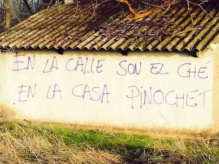 MarthaCajigas's tweet photo. "En la calle son el Ché, en la casa Pinochet."
Encontrado en Facebook.
#4TsinMachos https://t.co/UYTE3BNC7p