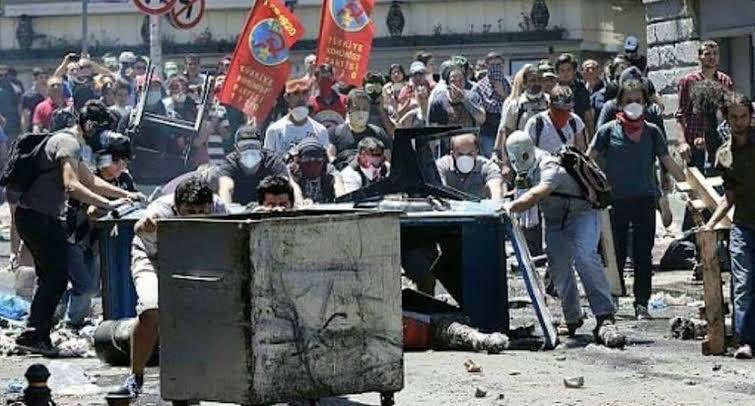 MustafaKavus's tweet photo. Kamu malına zarar vererek
Yaktılar,
Yıktılar,
Yağmaladılar...

Mesele tabiki de ağaç değildi.
Meselenin ne olduğunu herkes gayet iyi biliyor.

Kararı Milletimizin vicdanına bırakıyoruz.

#GeziDarbesi https://t.co/tyMzLXTNzI