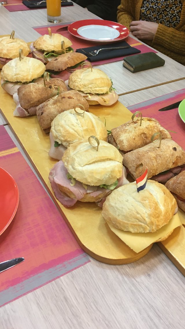 Een keertje teamoverleg op VSO <a href="/DeZiep/">De Ziep</a>. Wat een warm welkom en wat een lekkere broodjes! Trots om deze mooie school tot ons netwerk te mogen rekenen