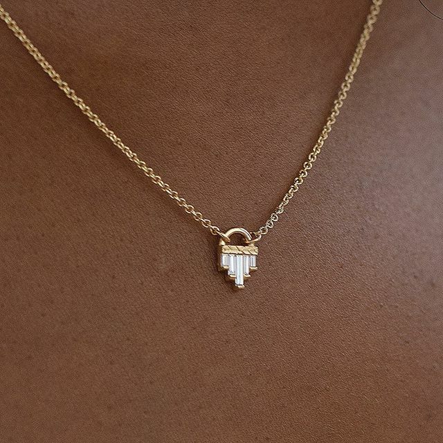 artemerstudio's tweet photo. Dainty little deco pendant with luminous baguette diamonds ✨
.
.
.
.
#baguettediamond #pendant #deconecklace #artdeco #diamondpendant #goldpendant #needlebaguette #artemerdeco #artdecoinspired #baguettecut #artdecojewelry #daintypendant https://t.co/yiOnQtj2yC https://t.co/0RwiLZ8iqo