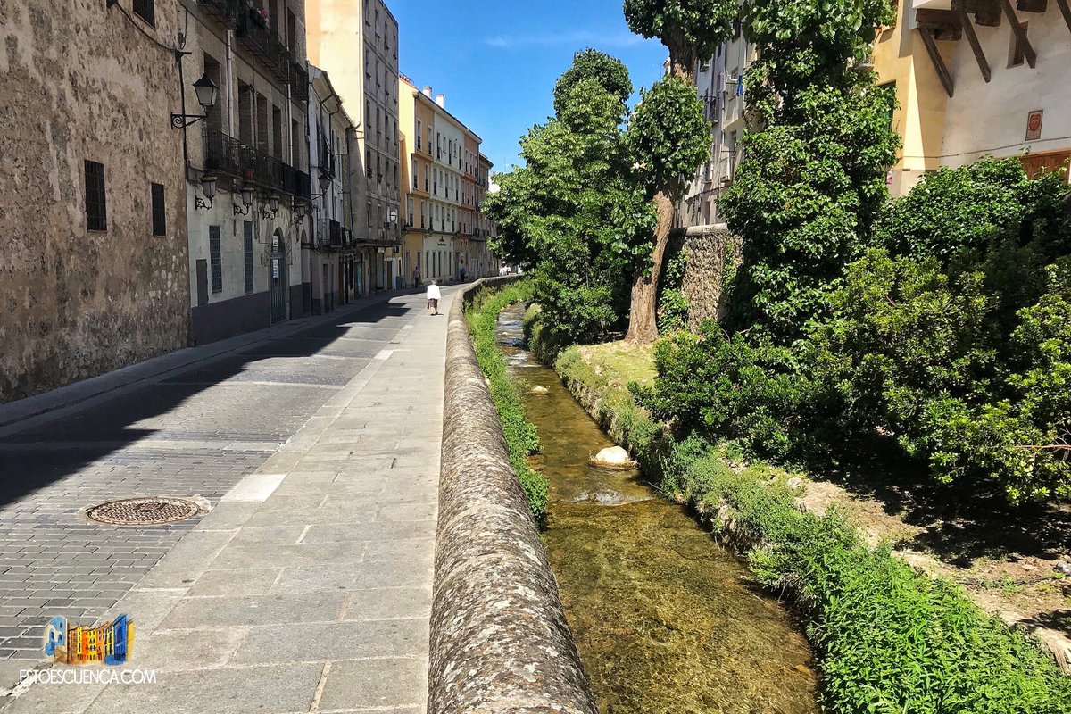 La #Calle de los tintes de #Cuenca, donde el río Huécar corretea antes de juntarse con su hermano mayor el Júcar.
Una calle donde vais a poder encontrar buenos #Restaurantes y buenos #Bares para ir de #Tapas

#Turismo #Viajar #España