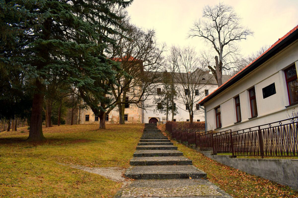 slovakspectator's tweet photo. The small village of #Uhrovec, where both Ľudovít Štúr and Alexander Dubček were born, lives up to its big reputation. Explore this #beautiful place with #adventure company One2We.
https://t.co/xGOKt1r5qE https://t.co/NxTq0MKEoy