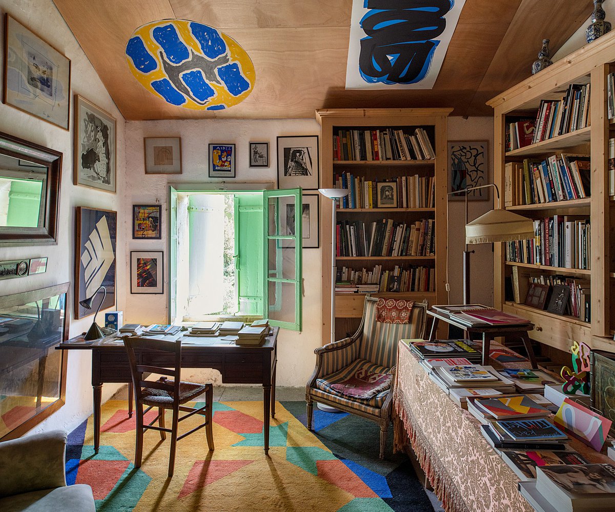 SA_Baxter's tweet photo. Fascinated by the home of artist, Guy de Rougemont. Love designer and homeowners that don't shy away from a bold look.

#luxurydesign #luxuryhardware #hardwaredesign #hardware #sabaxter 

https://t.co/cKkrwopxfz via @ArchDigest https://t.co/IHxoCdH5zB