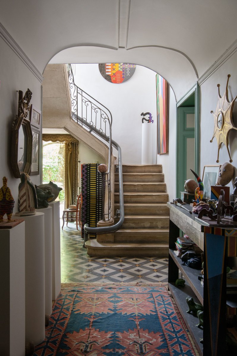 SA_Baxter's tweet photo. Fascinated by the home of artist, Guy de Rougemont. Love designer and homeowners that don't shy away from a bold look.

#luxurydesign #luxuryhardware #hardwaredesign #hardware #sabaxter 

https://t.co/cKkrwopxfz via @ArchDigest https://t.co/IHxoCdH5zB