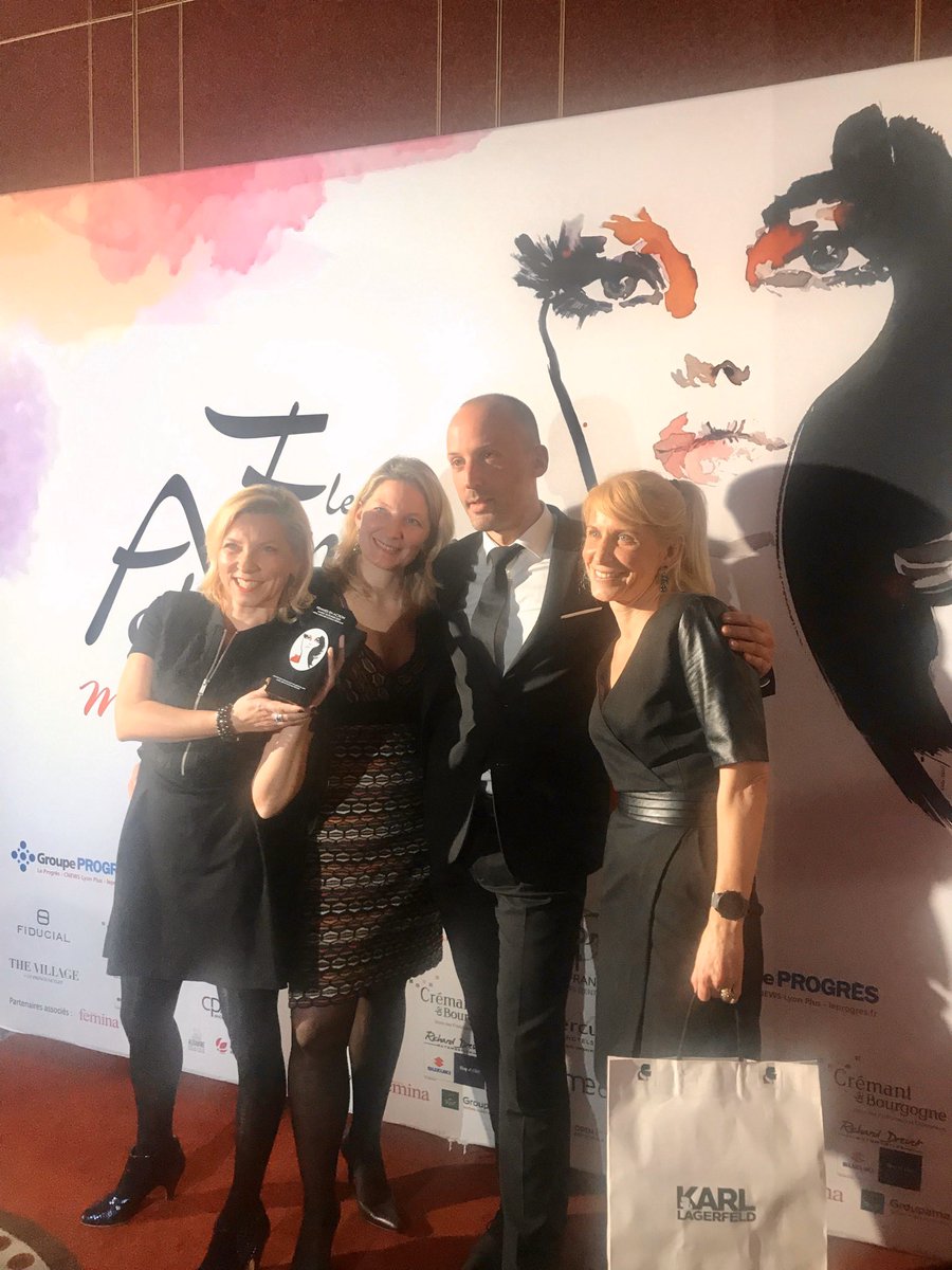 Le Trophée de la FEMME COUP DE CŒUR est remis par Julien RAABE directeur de THE VILLAGE, à Marie, Elsa et Anne-Lise RIGAUD, créatrices et organisatrices de l’organisation Printemps de Pérouges.
Félicitations !
#FEA2020 #femmesenaction #trophees