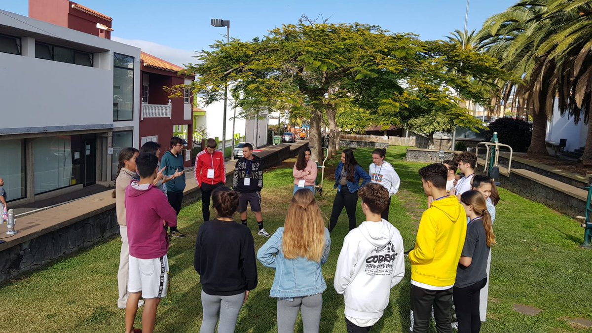 CienciaULL's tweet photo. 🚀 Hoy el #ProgramaSIMUL de @ull @CabildoTenerife está en el municipio de El Sauzal visitando la residencia de mayores Casa de acogida Madre del Redentor. Comenzamos con algunas dinámicas de trabajo en grupo
#intergeneracional #juventudymayores https://t.co/aTBn49T8fn