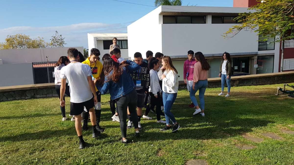 CienciaULL's tweet photo. 🚀 Hoy el #ProgramaSIMUL de @ull @CabildoTenerife está en el municipio de El Sauzal visitando la residencia de mayores Casa de acogida Madre del Redentor. Comenzamos con algunas dinámicas de trabajo en grupo
#intergeneracional #juventudymayores https://t.co/aTBn49T8fn