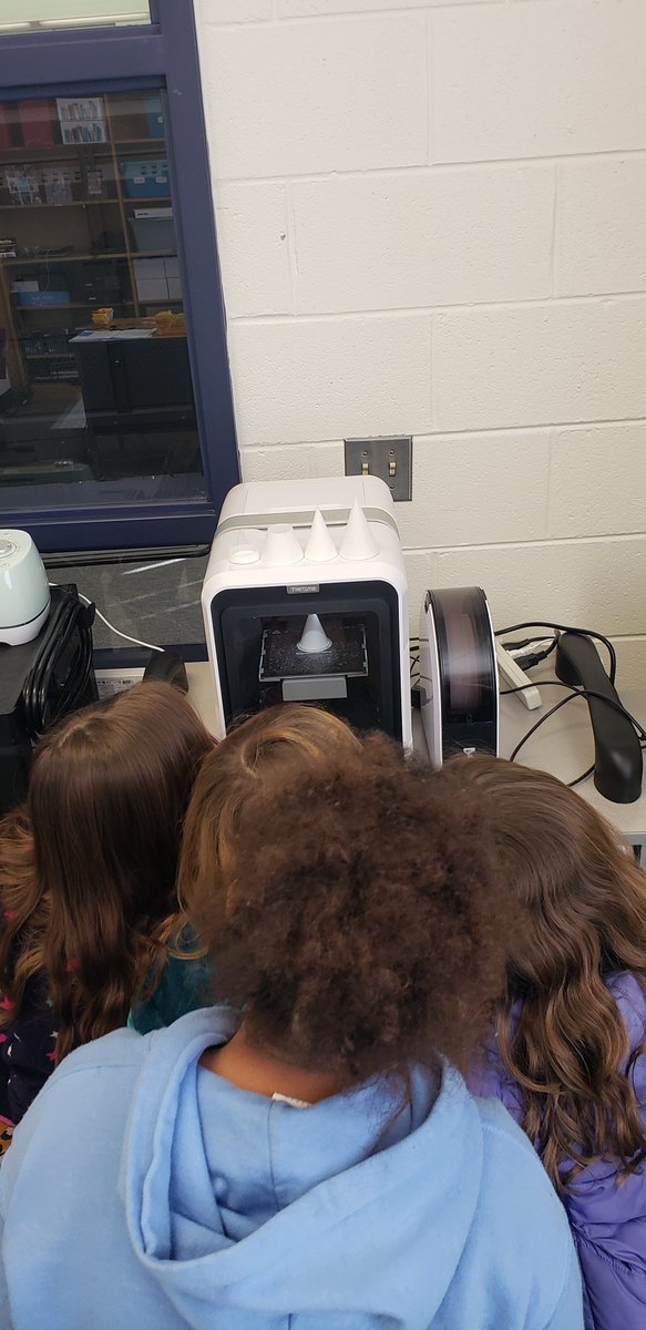 SouthITRT's tweet photo. @leslie_allin is reading "Karl's New Beak", I'm helping introducing kids to 3D printing, and we're brainstorming how they can build a beak out of everyday objects! Next up...building their prototypes! Shout-out to @PG_CarrITRT for the lesson idea and resources! @ElementarySouth https://t.co/1Fkn8ZyXrc